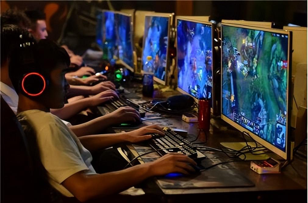 父母第一次看你打游戏时的表情，是支持、反对还是完全不理解？