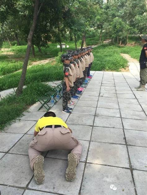 中国人帮老外拍照的时候,单膝跪地的姿势拍,合适吗?