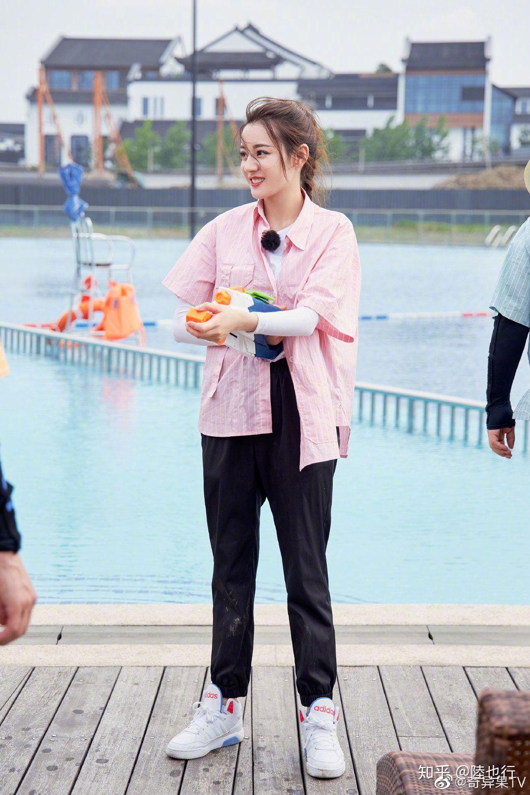 迪丽热巴在极限挑战穿的阿迪达斯运动鞋是什么? - 知乎