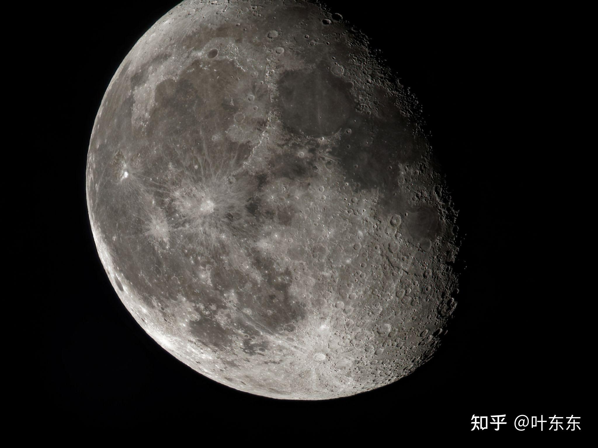 拍月亮时,单反镜头中的月亮很清晰,但是一按快门,拍出来的照片就没