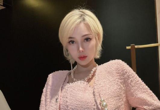 郭美美高调官宣新恋情,男友送名牌包苹果手机,豪车自拍好惬意 - 知乎