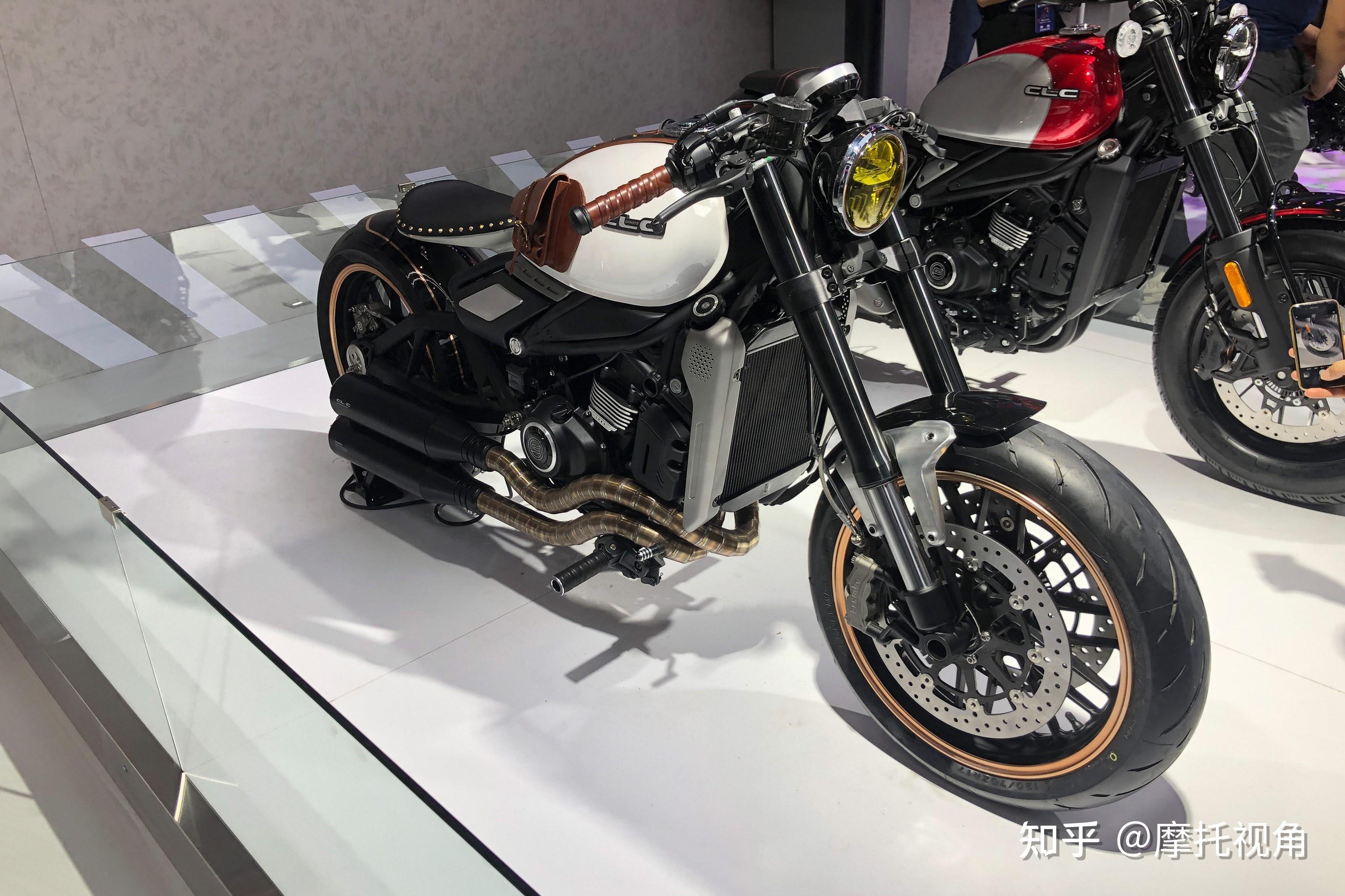 摩托车小白,市区代步入门用春风250sr还是豪爵铃木gsx250r?
