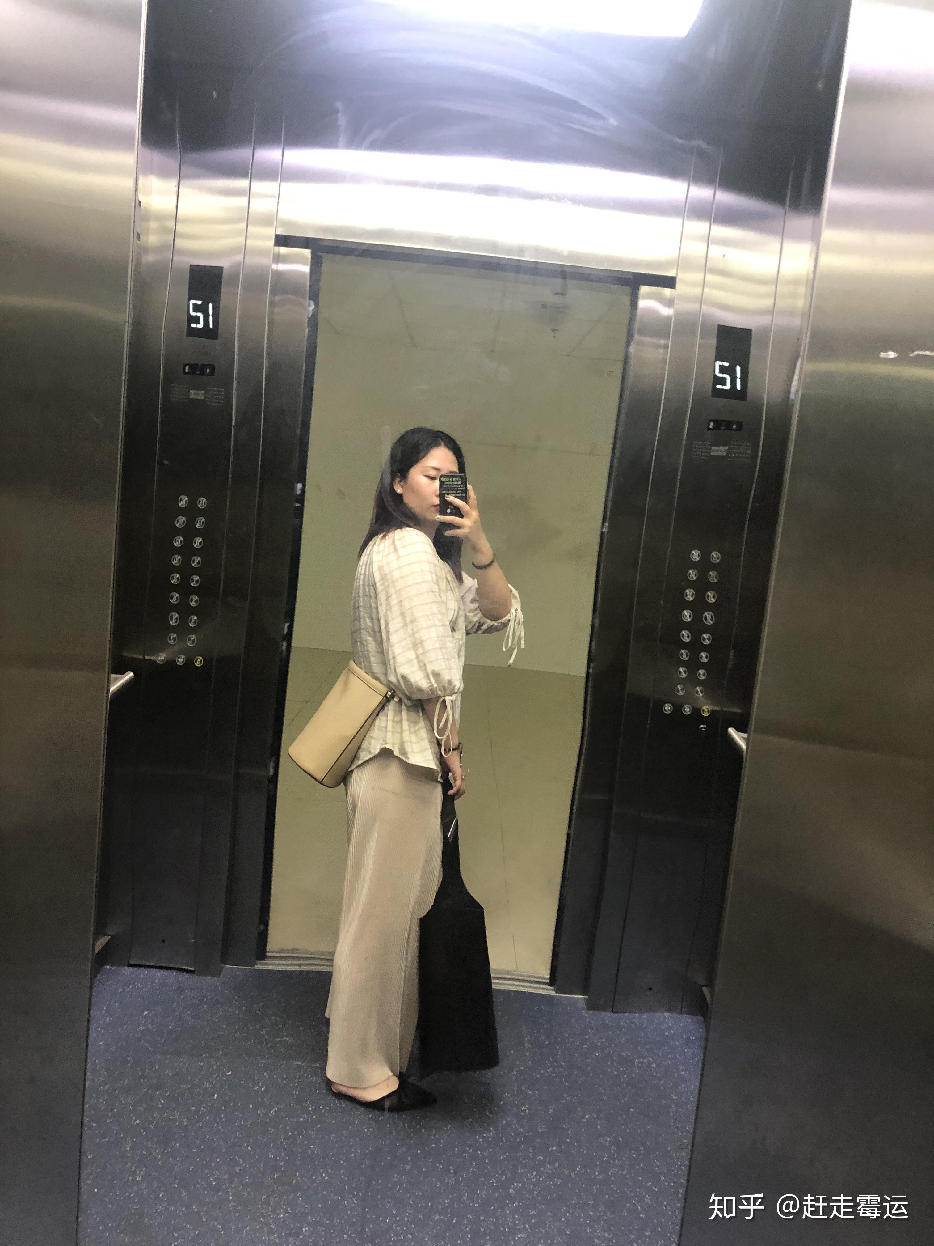 请问身高157左右体重130斤左右的胖女生怎样穿搭比较合适呢