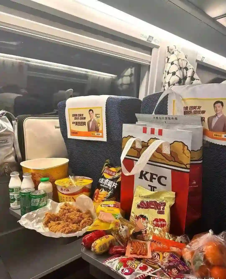 一个人买三张火车票,把两张邻座空位当仓库堆零食,站票大姐求坐被拒——这事你怎么看? - 知乎