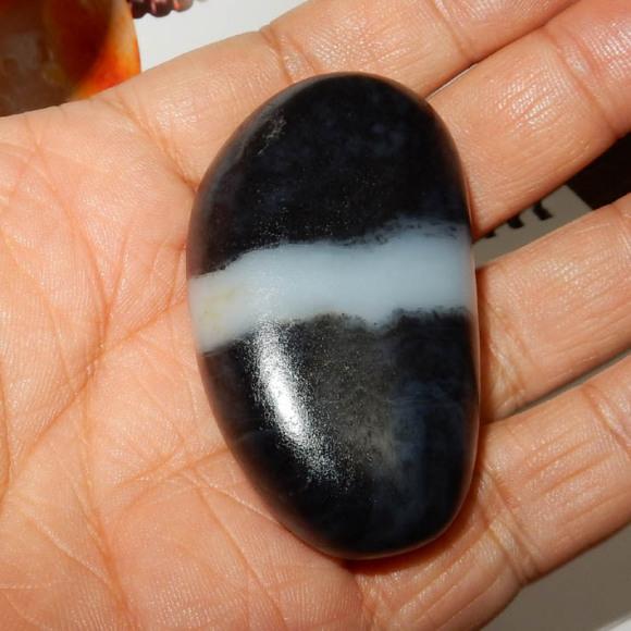 "青花料"是什么玉?和田墨玉强光下能透光吗?