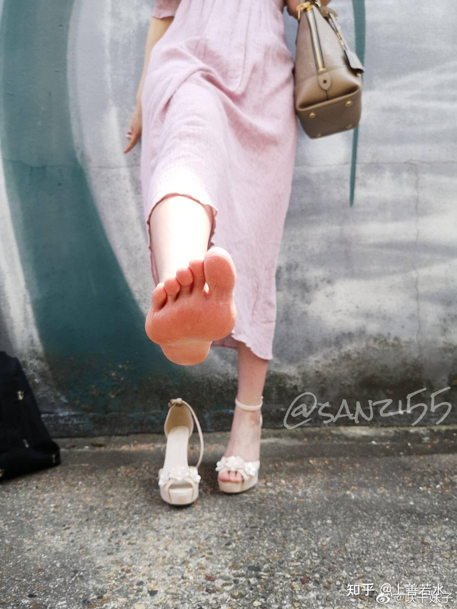 脚背好看的女生,脚底也好看吗? - 知乎