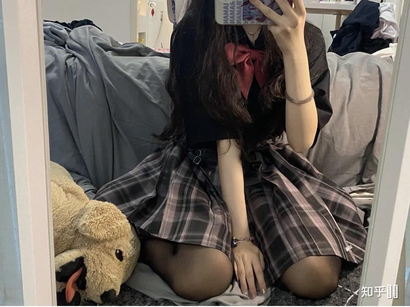 女生在校园穿着jk短裙时,会搭配黑色丝袜嘛? - 知乎