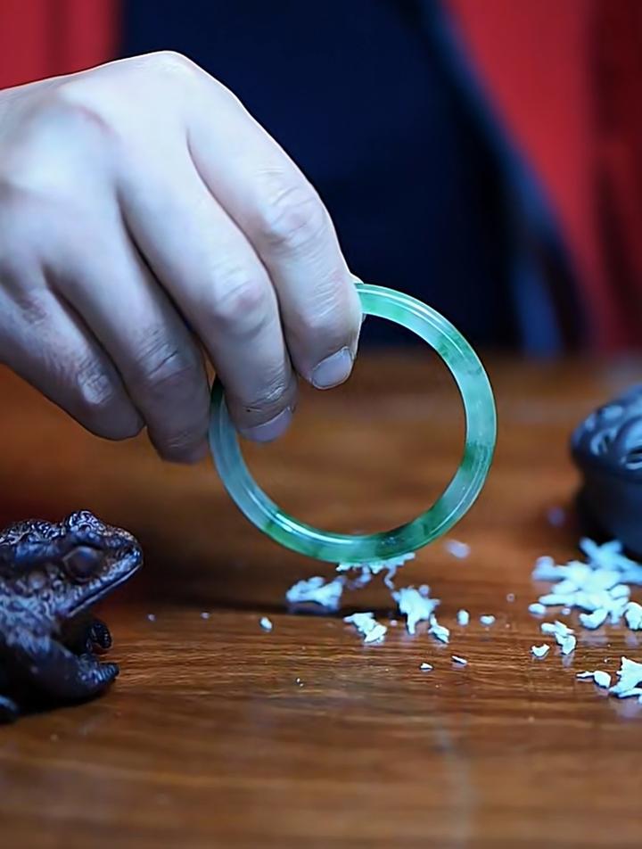 用纸就能识别酸洗翡翠和注胶翡翠,也太简单了吧