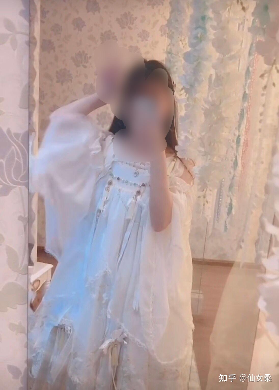 女生穿裙子的上厕所的时候是撩起来还是退下去