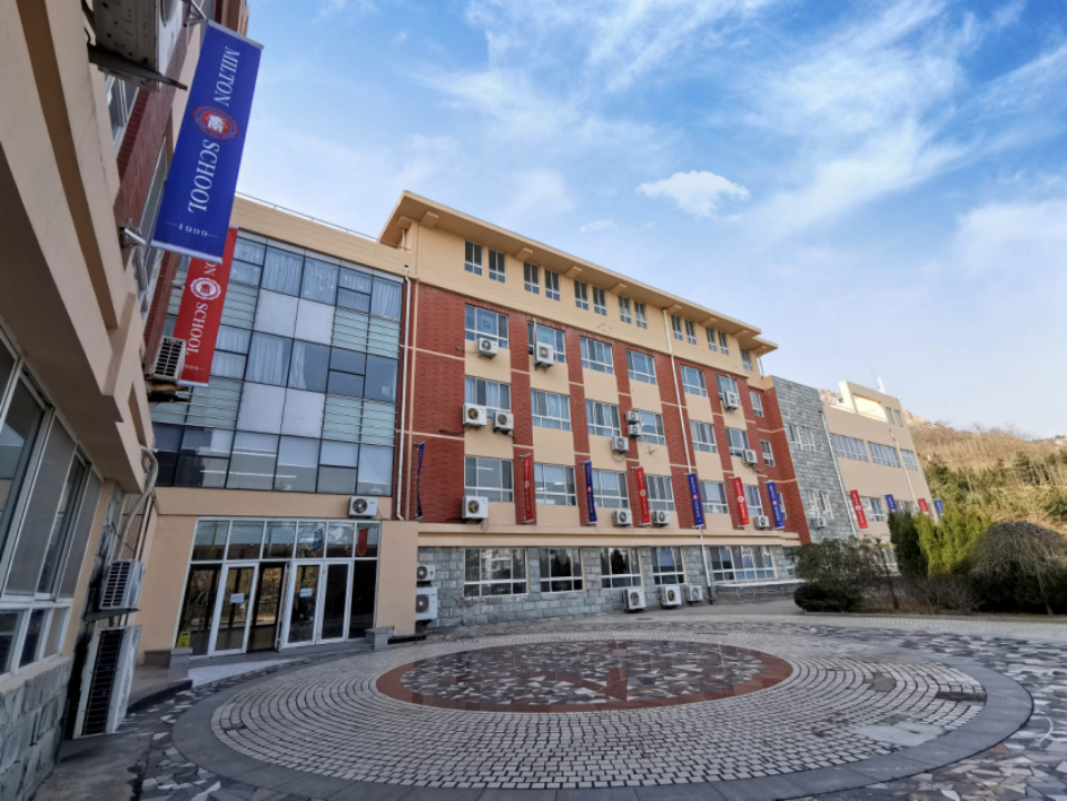 青岛梅尔顿学校的学习环境气氛,宿舍条件一些硬件设施怎么样?