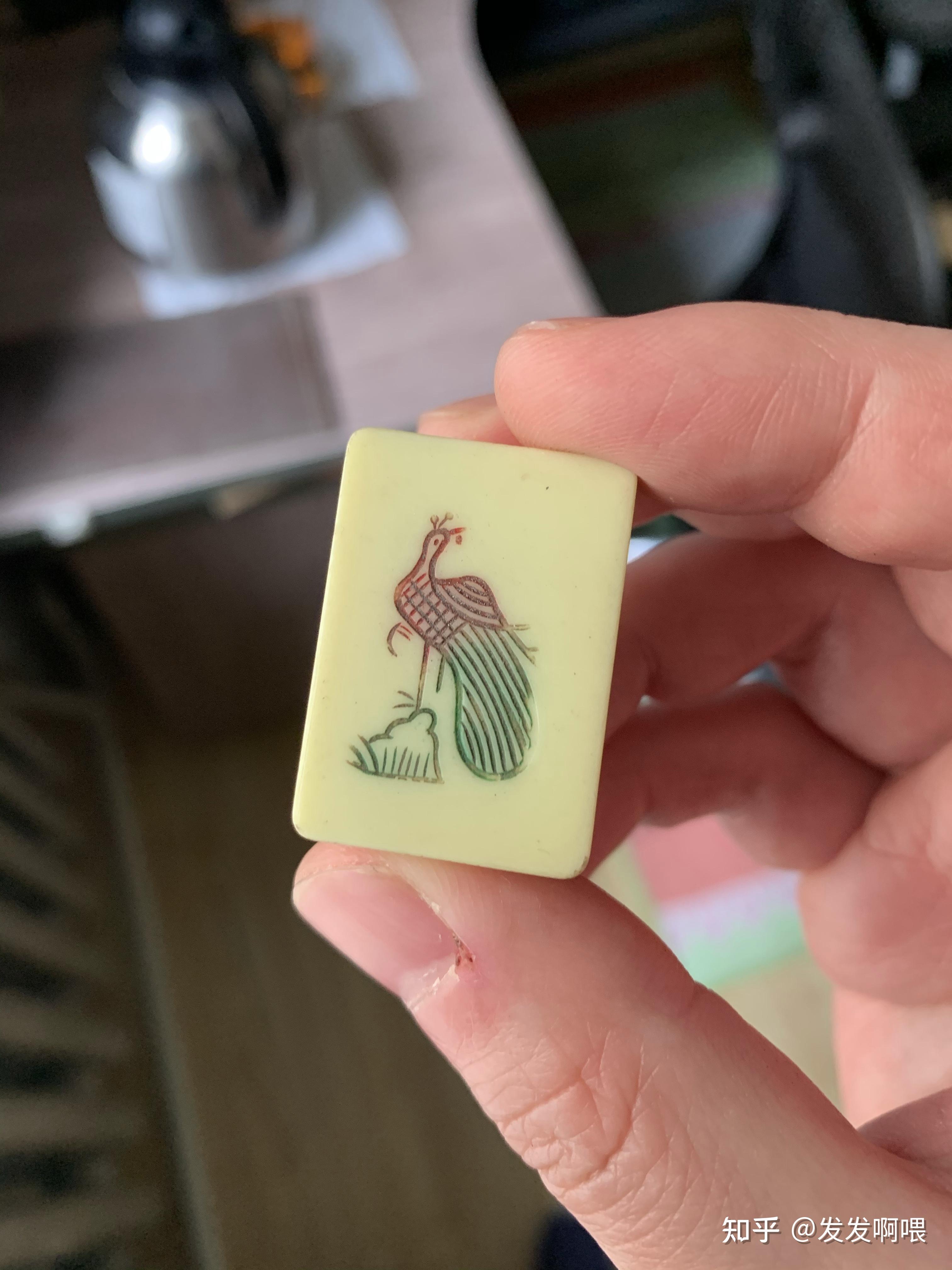 为什么麻将里一筒的圆环上写的是日文内容是什么呢