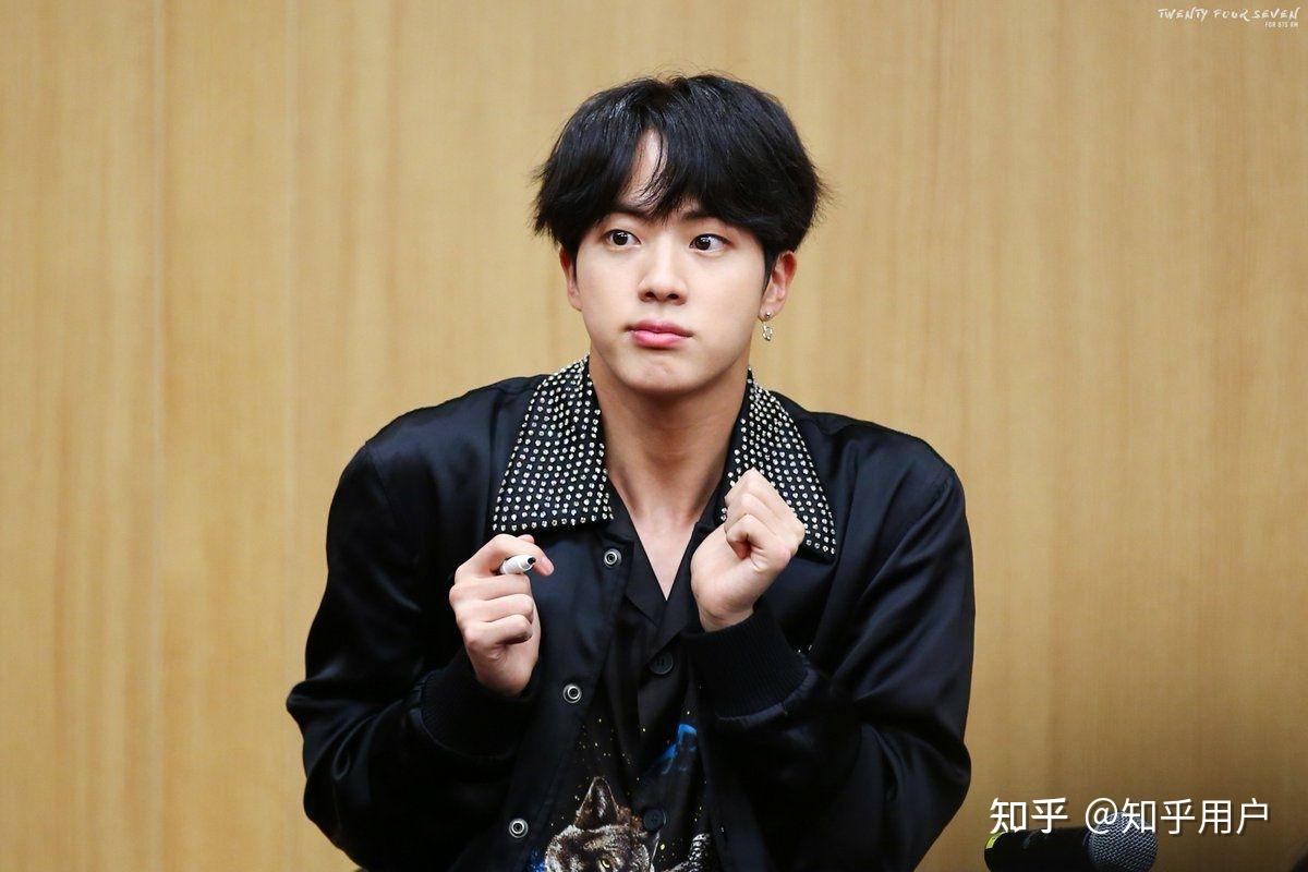 btsdna音乐银行现场版黑衣黑裤的帅哥是谁