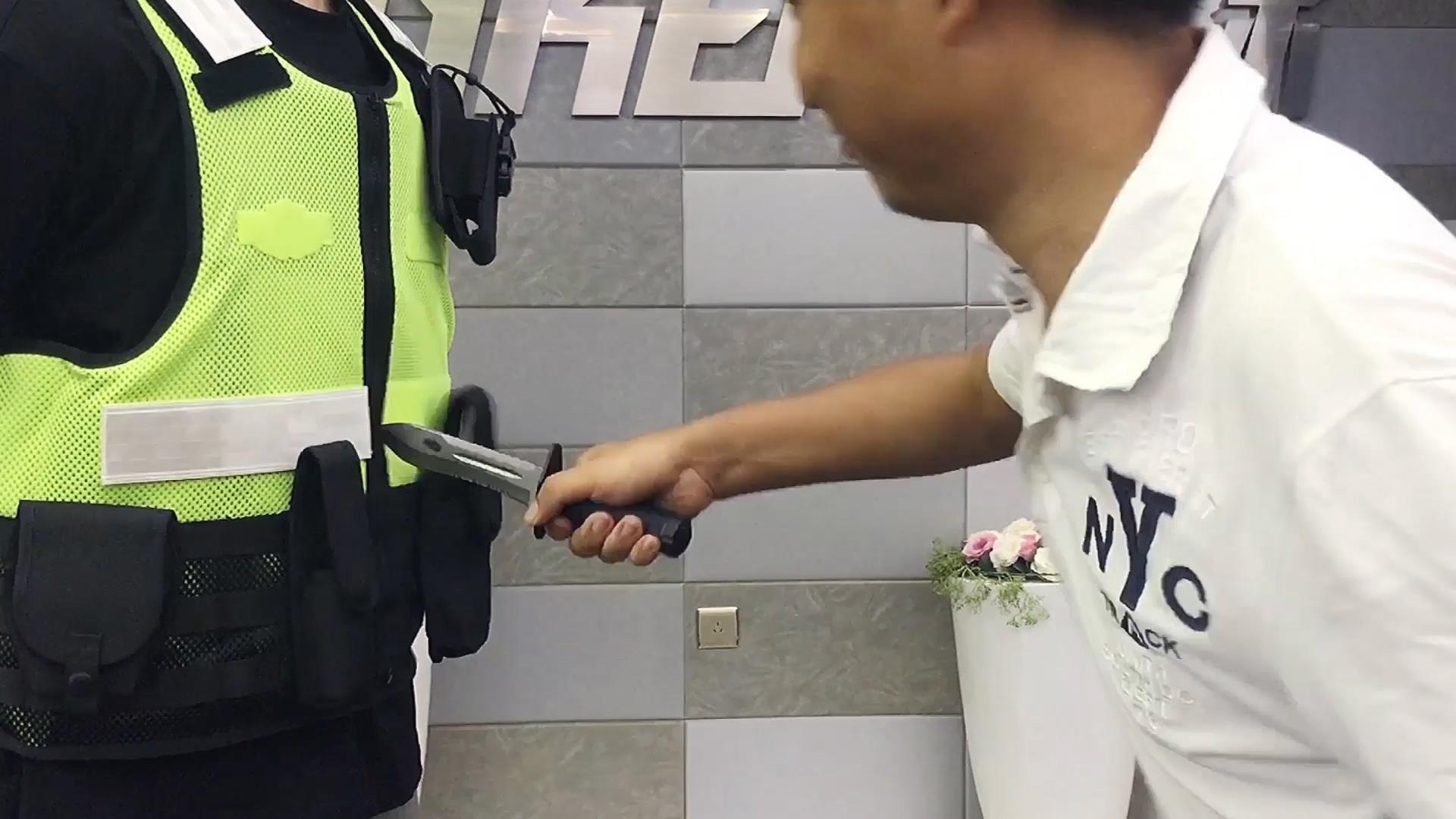 作为警察生命保护伞的防刺服到底能抗多少力