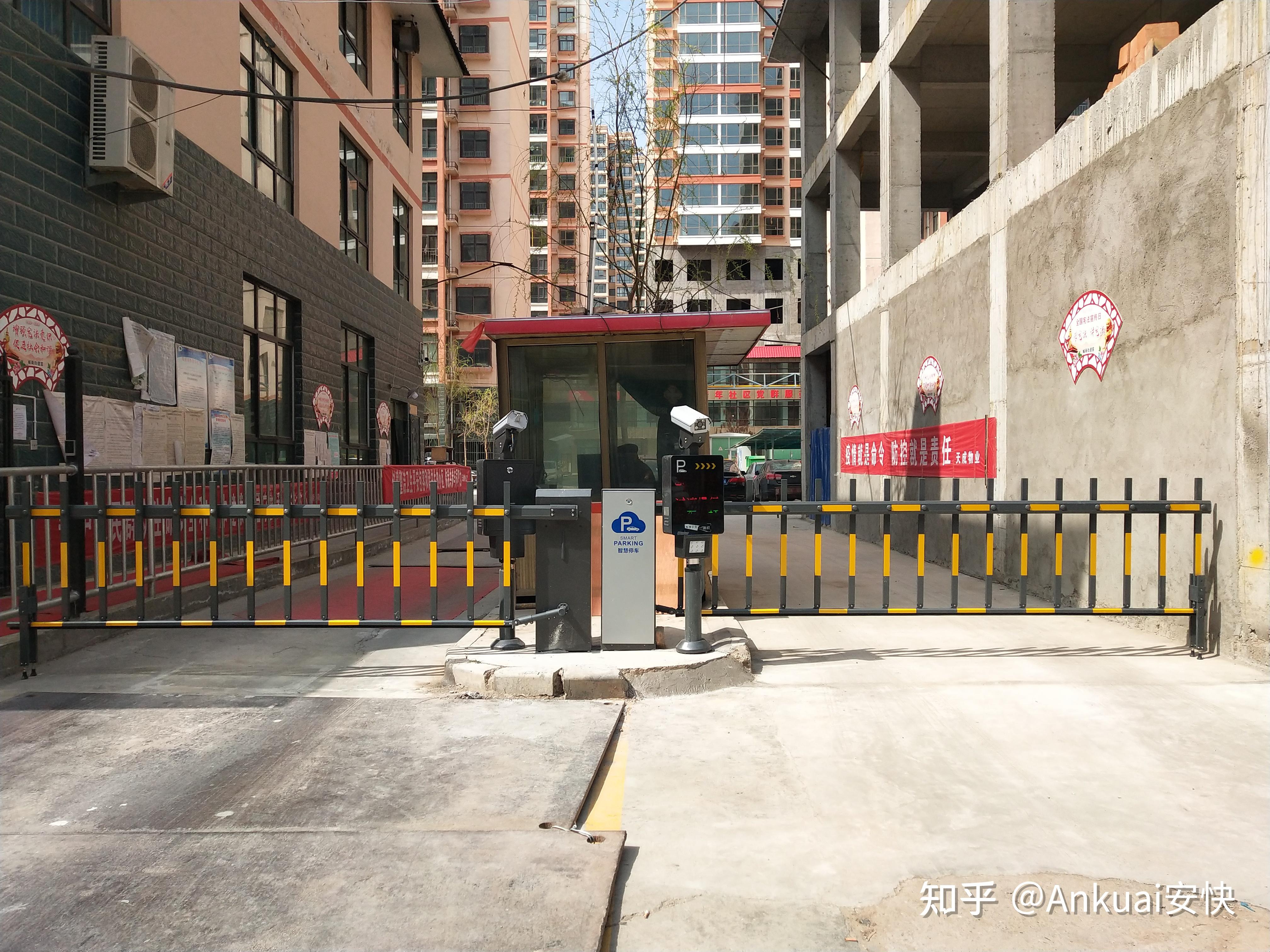 小区出入口车辆道闸有规范要求吗