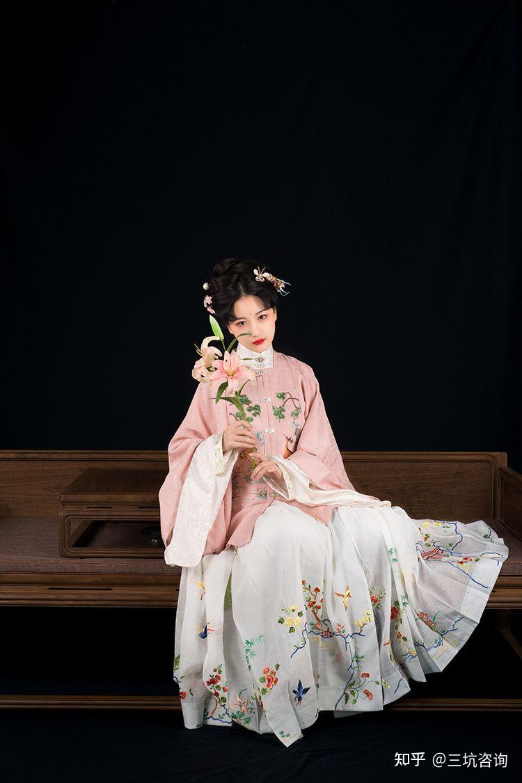 感觉孔府花鸟裙特别好看,但是有几家店铺都已经没了,还有的是会员才