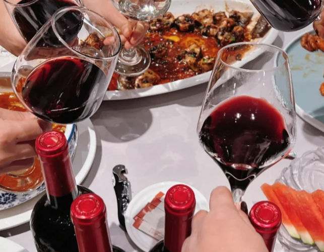 昨天闺蜜过生日聚餐喝的是红酒但每人只倒了13