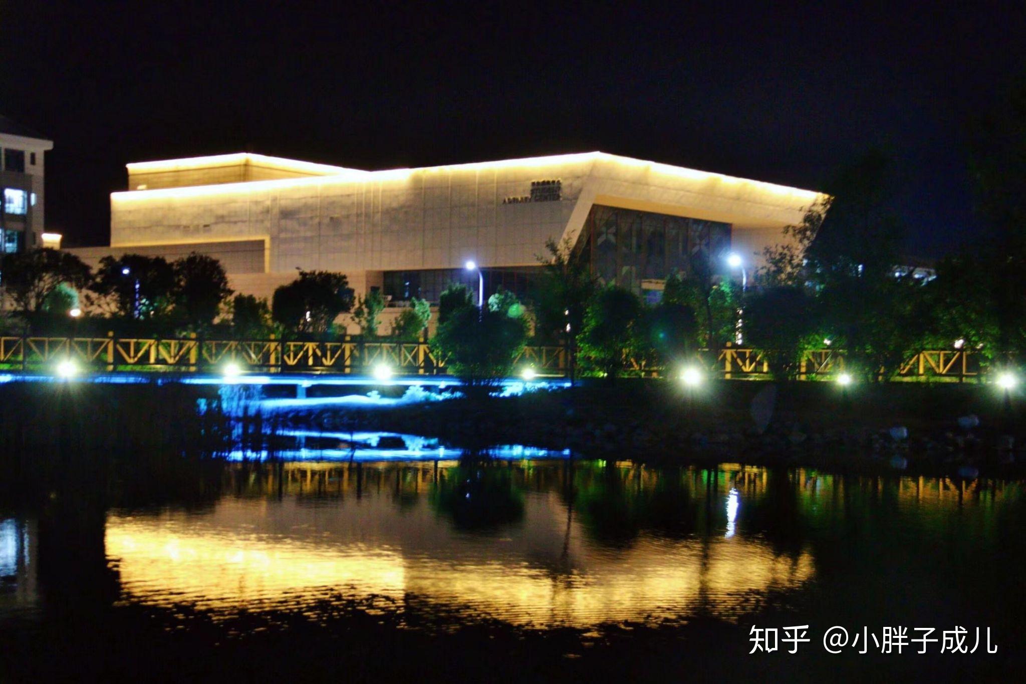 青海师范大学夜景图片