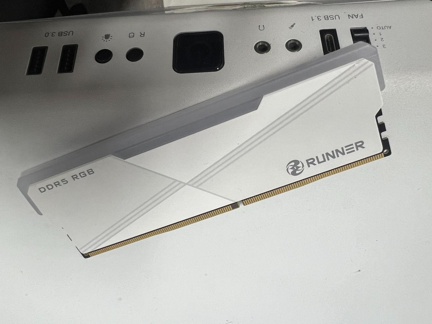 高性价比 DDR5 内存标杆,RUNNER 炫跃凝霜白套条实测推荐