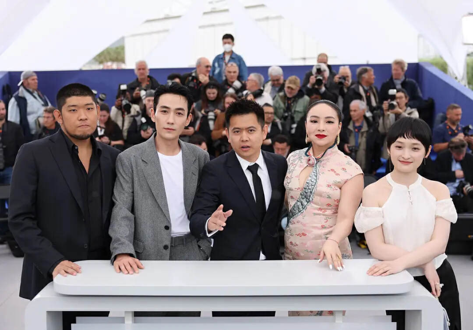 由魏书钧执导,朱一龙主演,余华小说改编的电影《河边的错误》定档 10