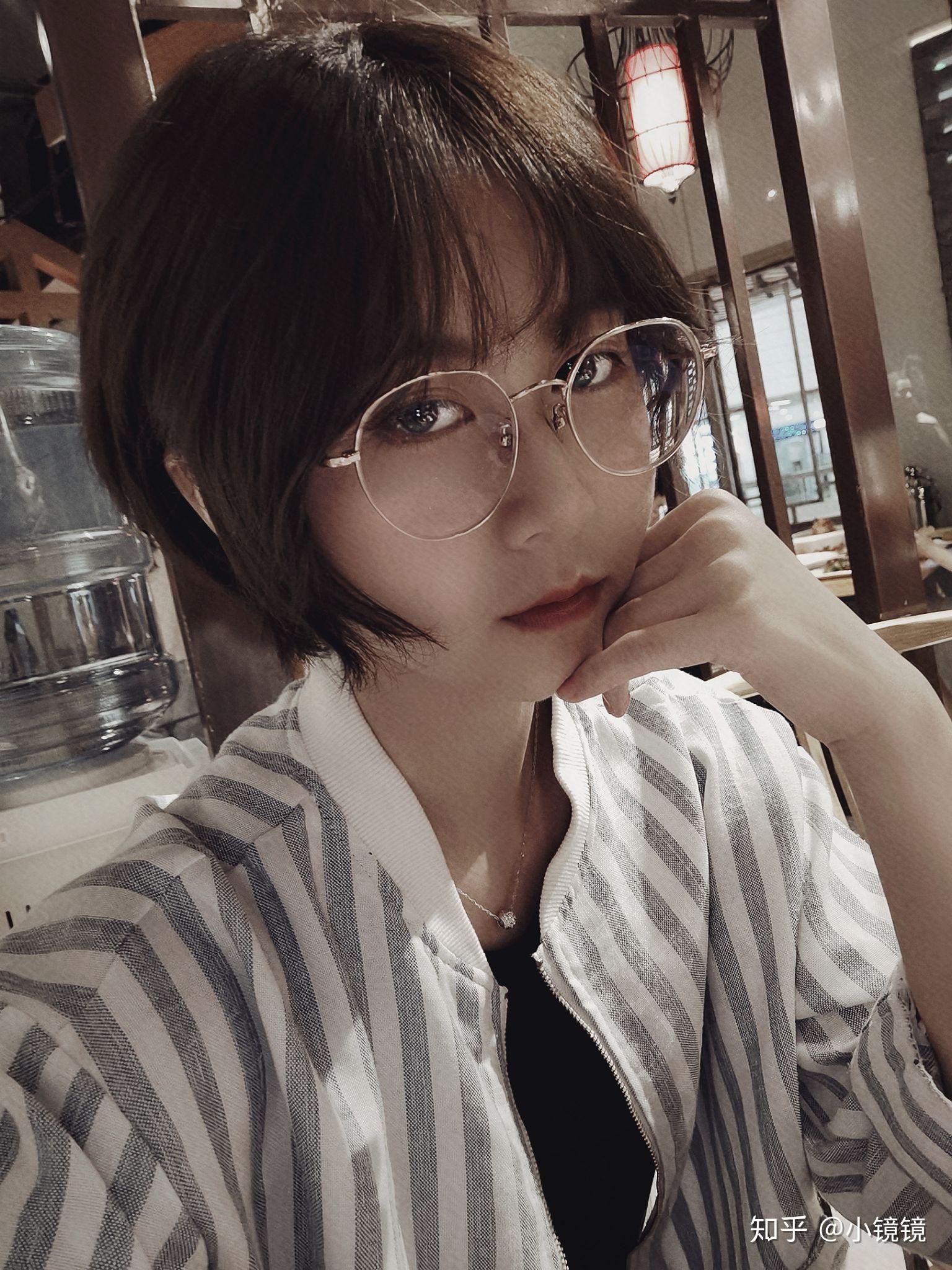 圆脸戴眼镜的女生适合什么发型