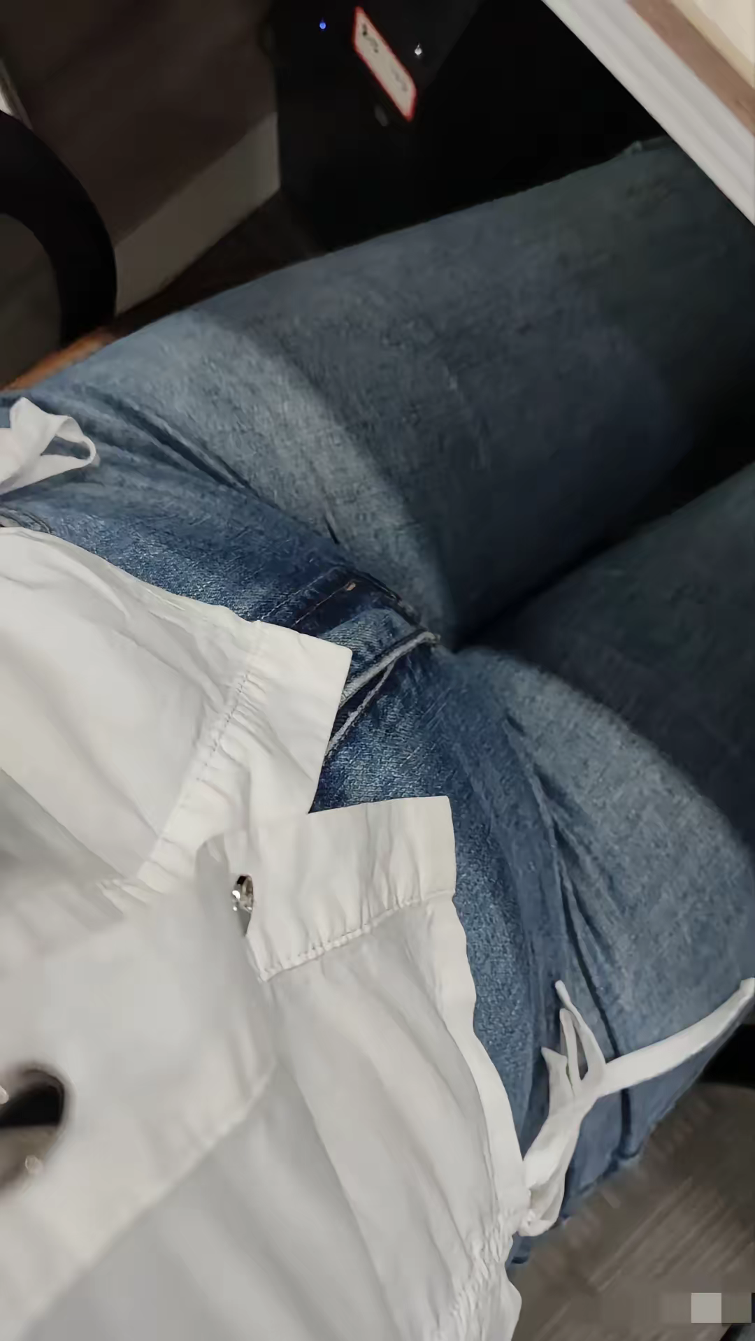 什么材质的牛仔裤不容易鼓包啊?