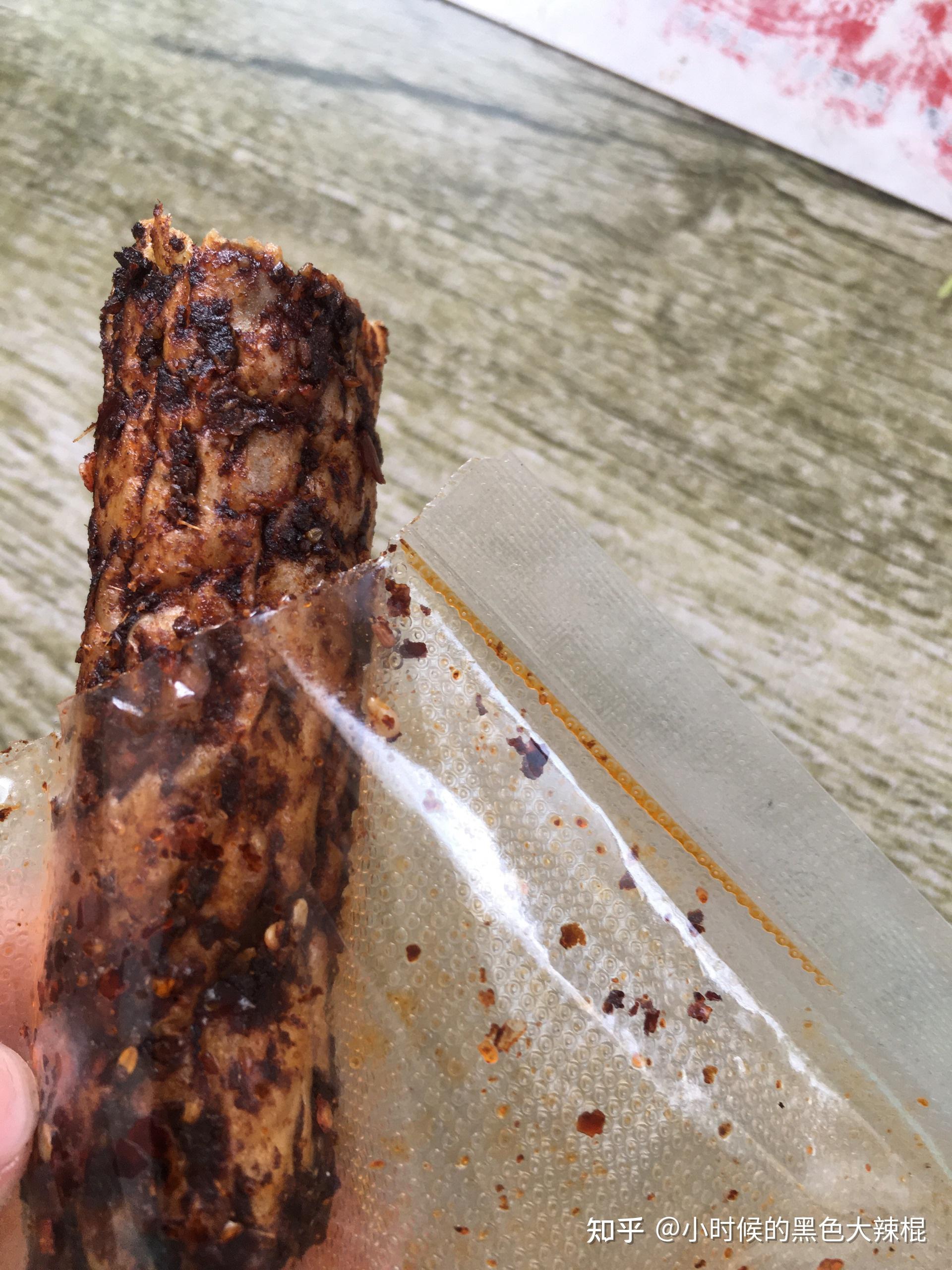 你们小时候有没有吃过一种很长的圆柱形黑色大辣条谁知道现在哪里能