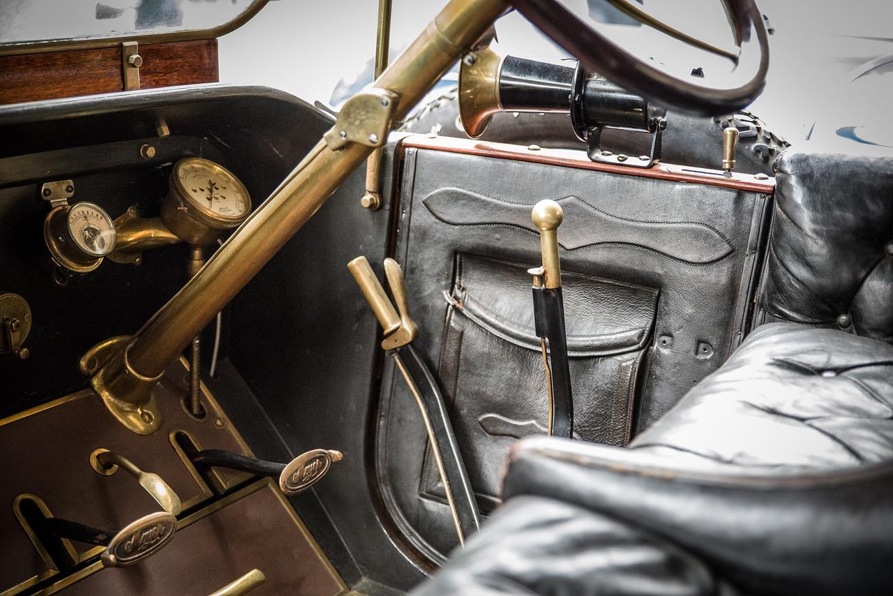 2. 时尚商务男士包