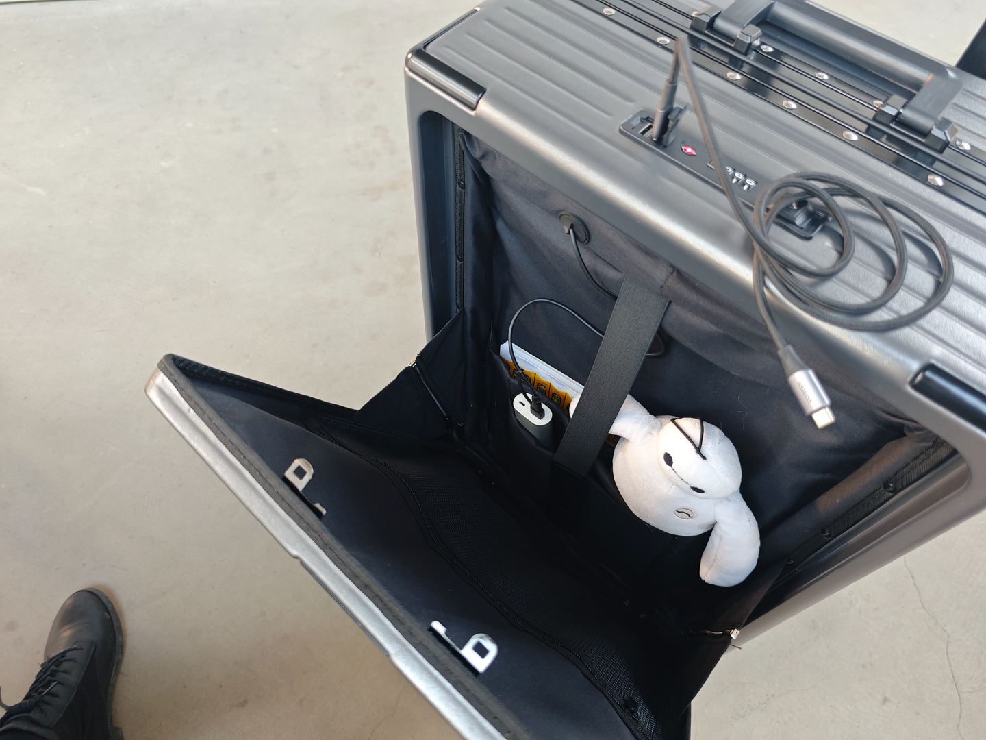 GaKior非时尚6防行李箱测评：200KG承重+4层进口科思创，出行首选