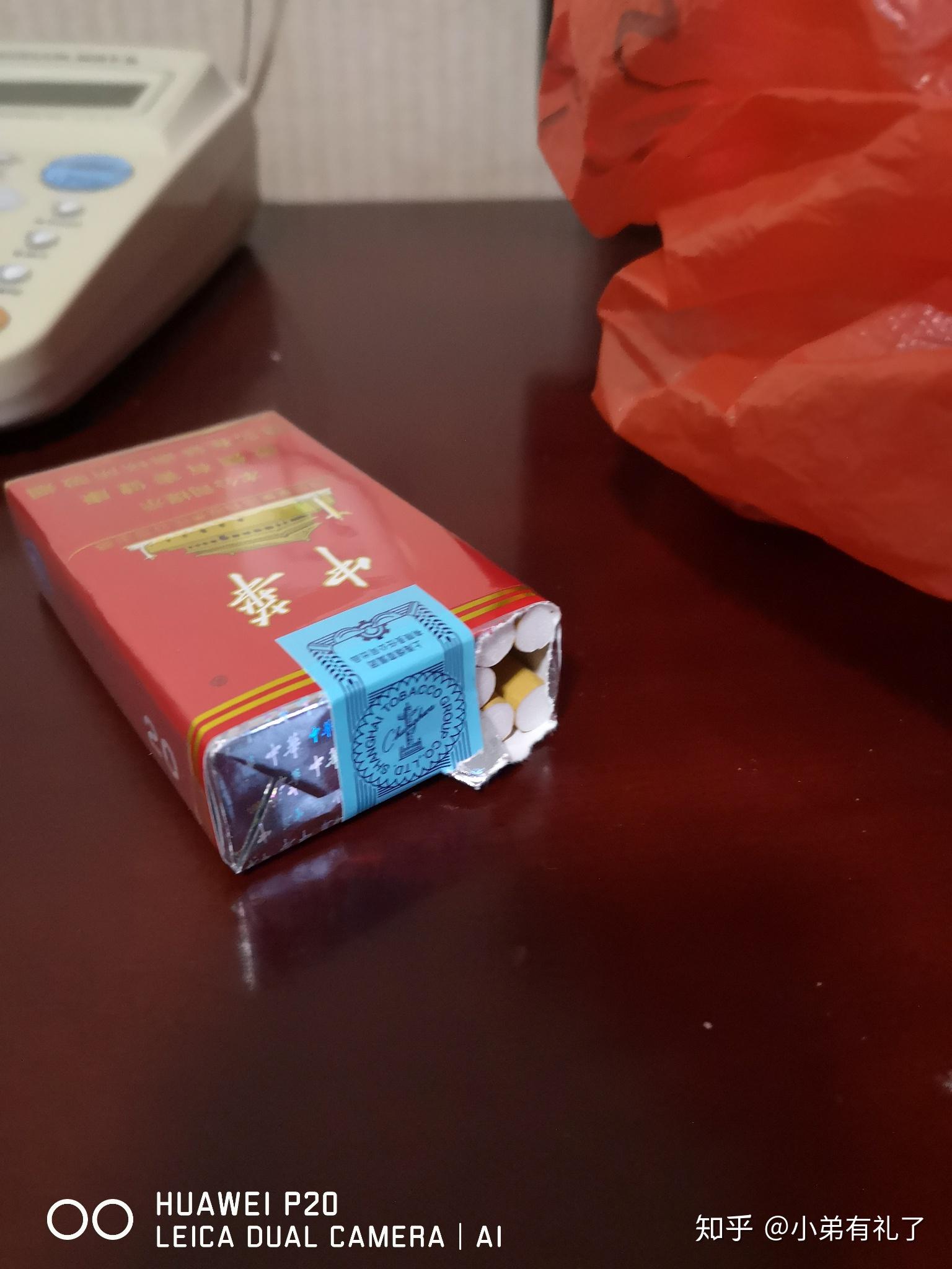 抽中华烟的照片图片