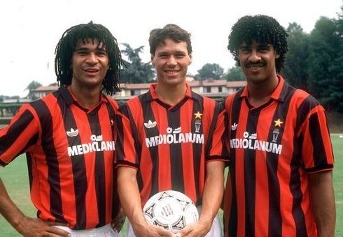 荷兰三剑客古力特里杰卡尔德范巴斯滕谁的足球水平更高一些