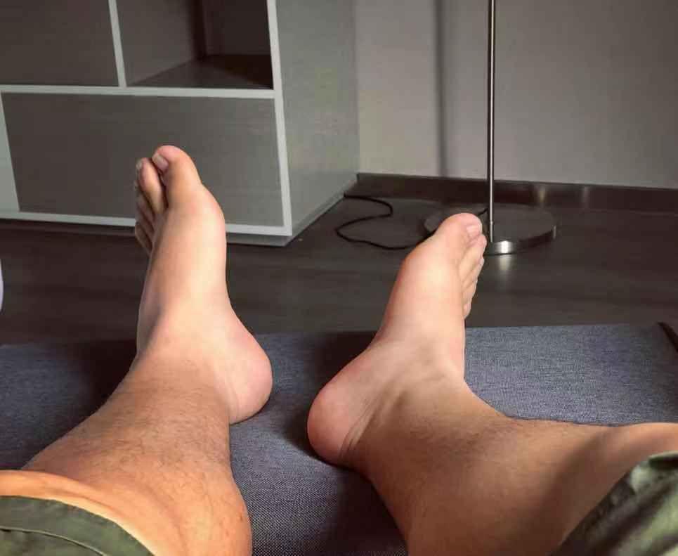 男生的脚 知乎