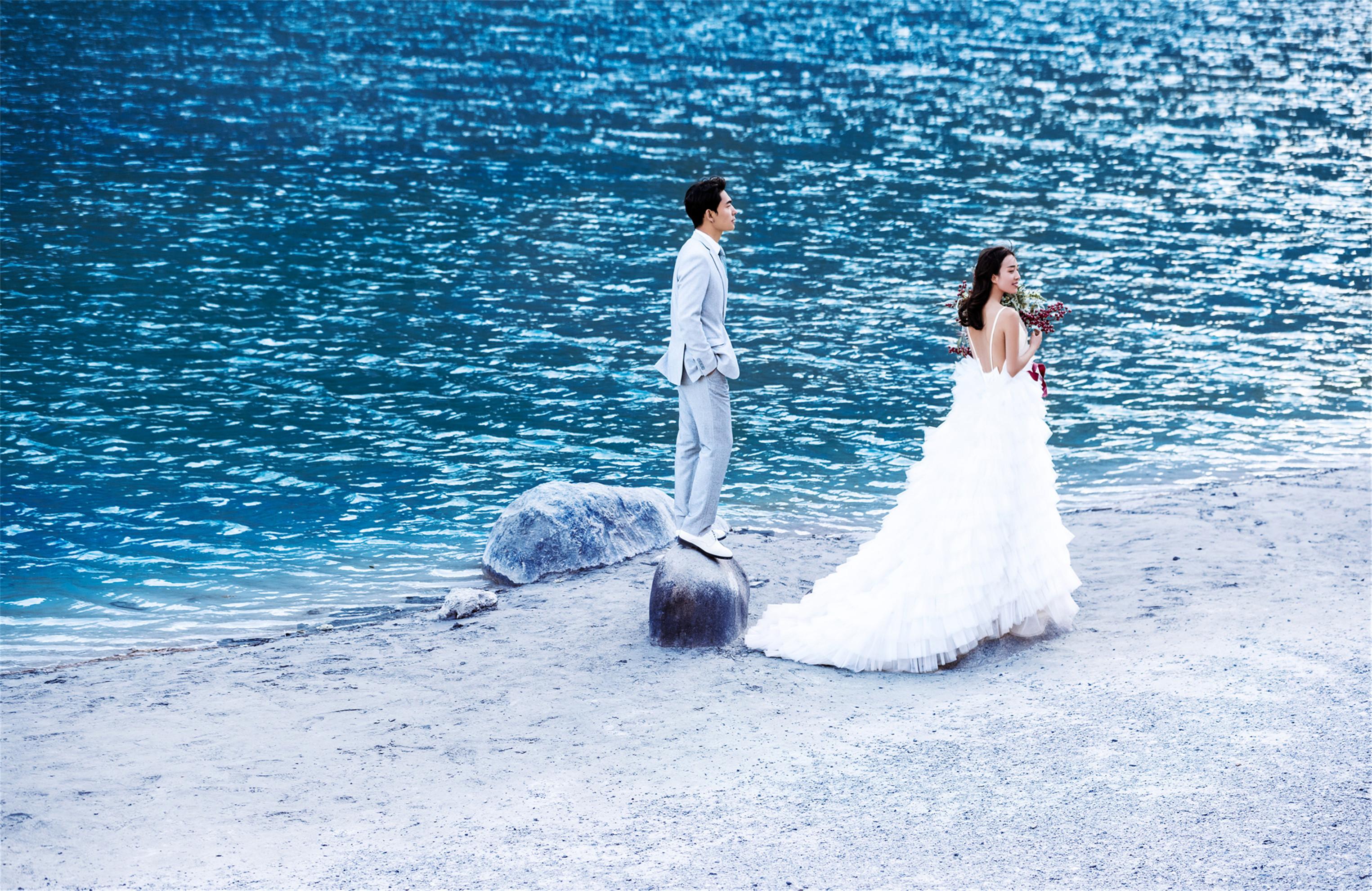 沙滩上的美丽婚纱照，大气迷人_凤凰网