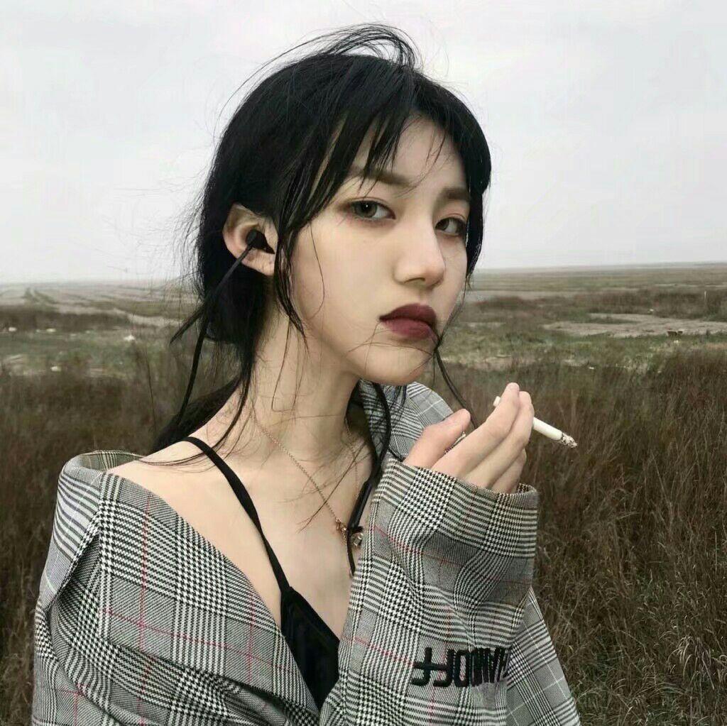 有哪些女生特别酷的或是女生抽烟的头像