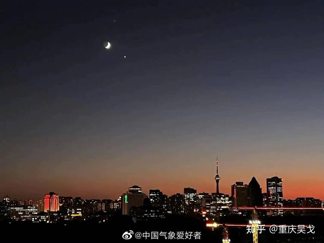 天亮时最后一颗落下的星星叫启明星，那天黑时第一颗升起的星星叫
