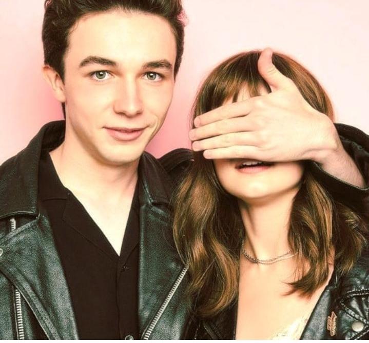 美剧韦恩里面的男主女主现实是情侣吗