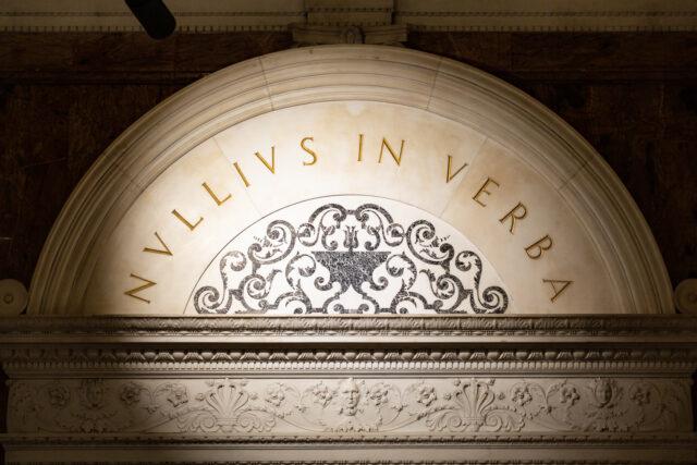 关于将皇家学会格言 Nullius in verba 中文译名统一为“不凭人言”的建议报告 - 知乎