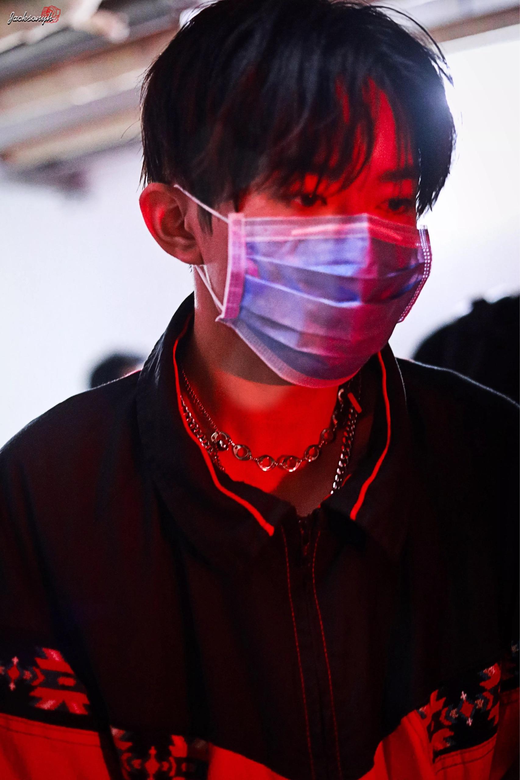 易烊千玺有哪些出圈神图? - 知乎