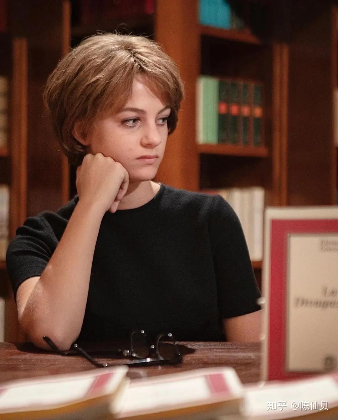 如何看待那不勒斯四部曲中的尼诺萨拉托雷