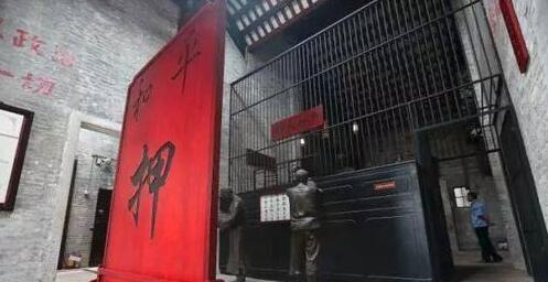 古代当铺柜台前都有个大木板叫遮羞板其主要目的是