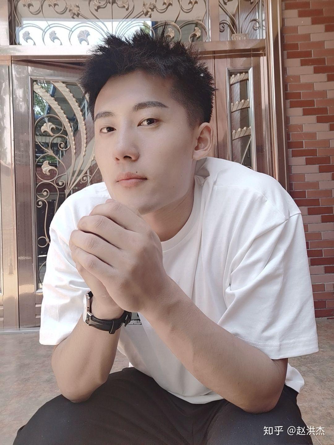 有脸方单眼皮小眼睛的美女或者帅哥么