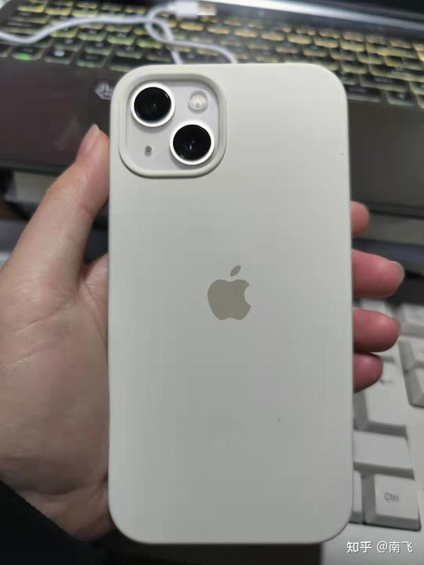 到手後發現iphone 13的包裝盒一如12的小巧.