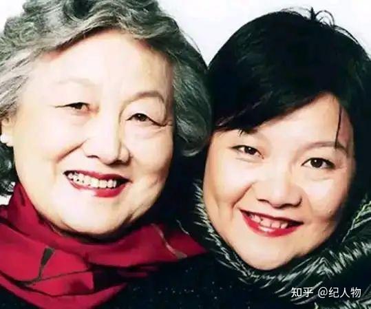 章含之因病去世,女儿洪晃准备将母亲与父亲乔冠华合葬,却遭护士拒绝:不能葬一起 - 知乎