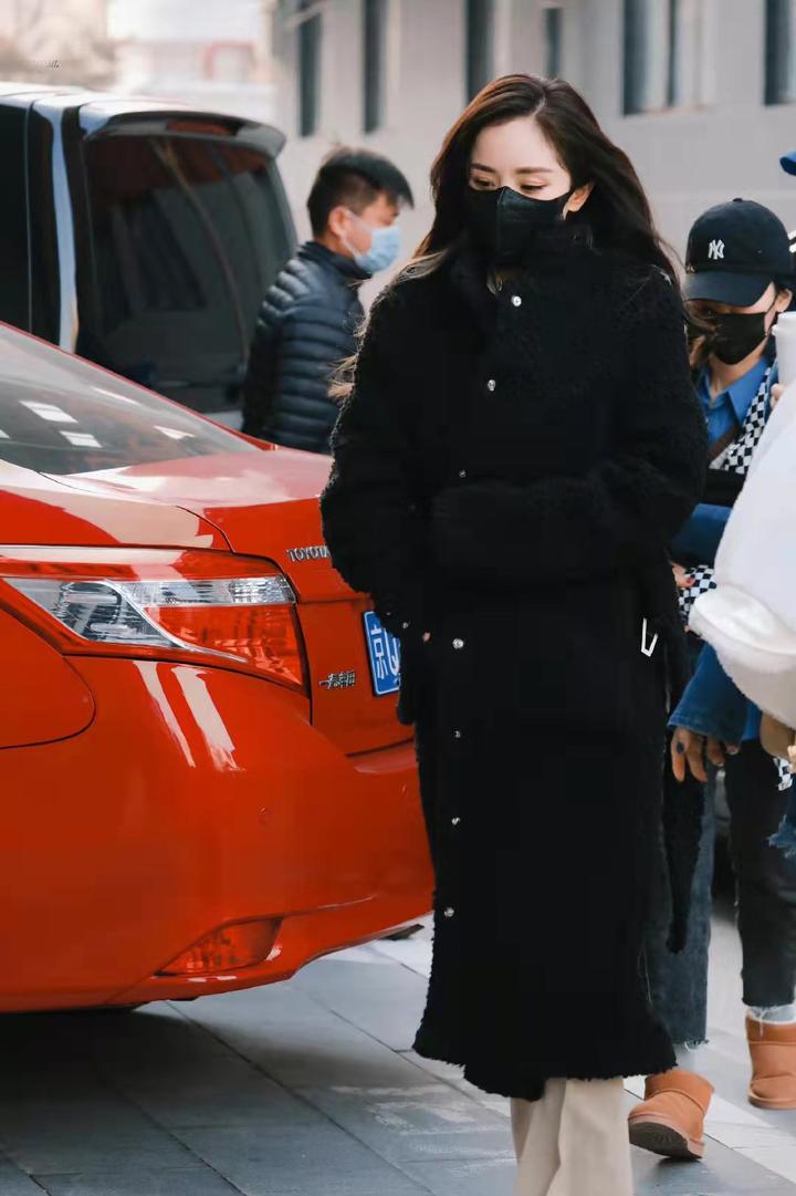 杨幂黑色摇粒绒大衣配奶茶色阔腿裤保暖时尚充满女人味