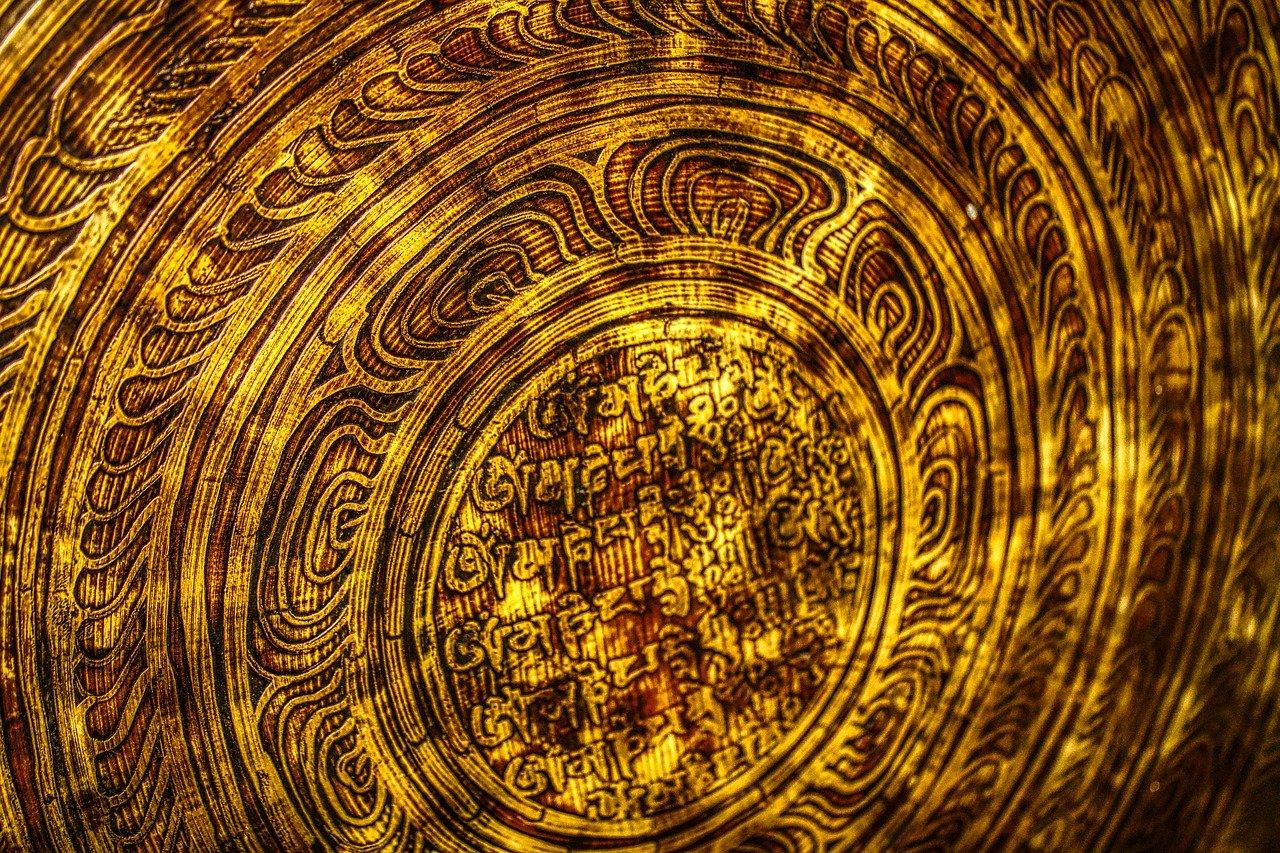 3. 蓝色抱枕点缀