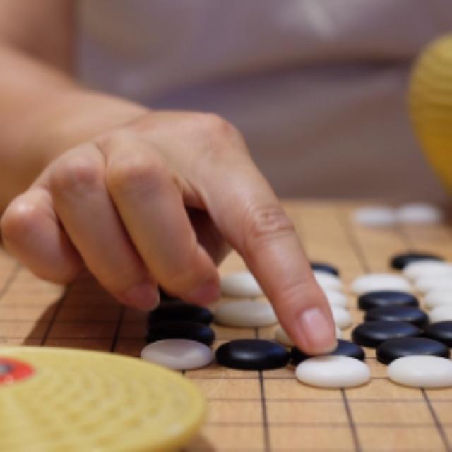 甲乙两人下围棋，甲胜的概率为 a，乙胜的概率为 b，a+b=1，比对方多赢两局者获胜，求甲赢的概率?