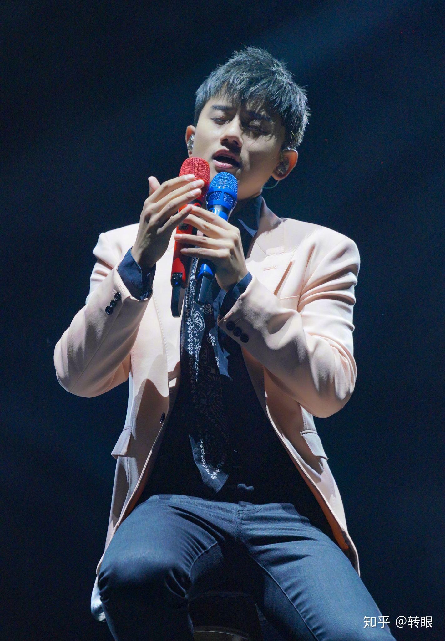 张杰的四个话筒分别都是谁给的