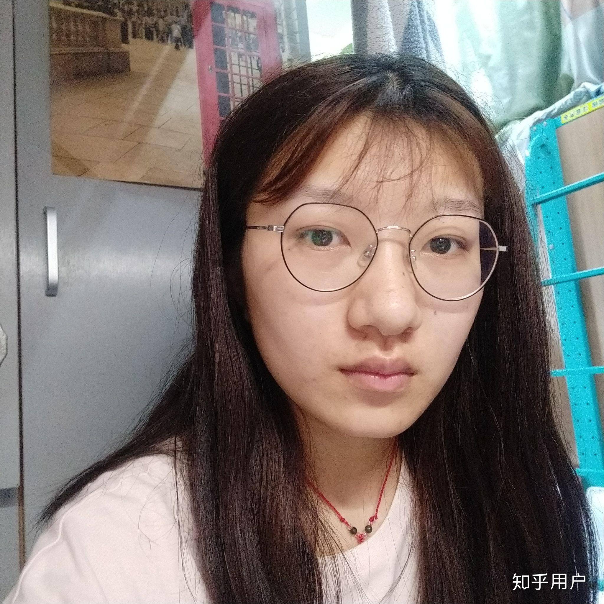 面大鼻小的女人图片