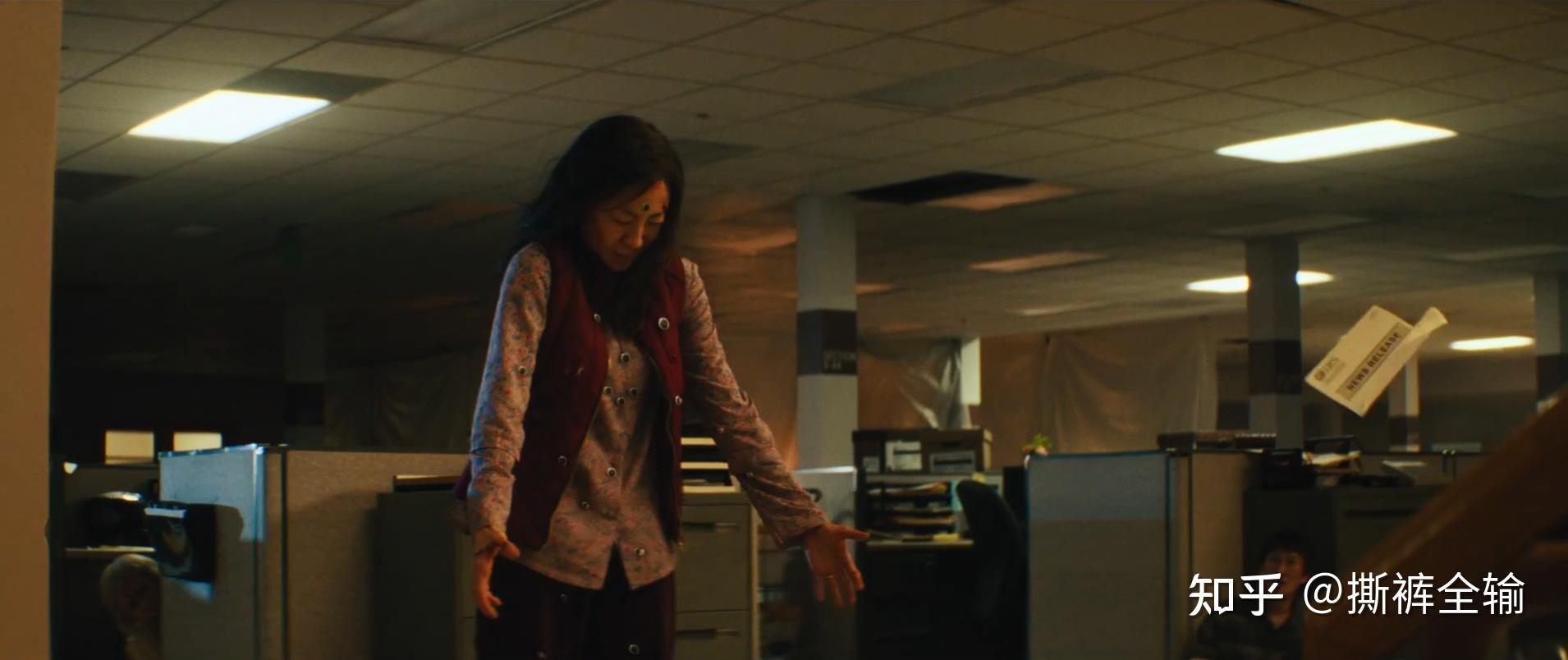 《瞬息全宇宙》到底讲了个什么故事?(瞬息()())