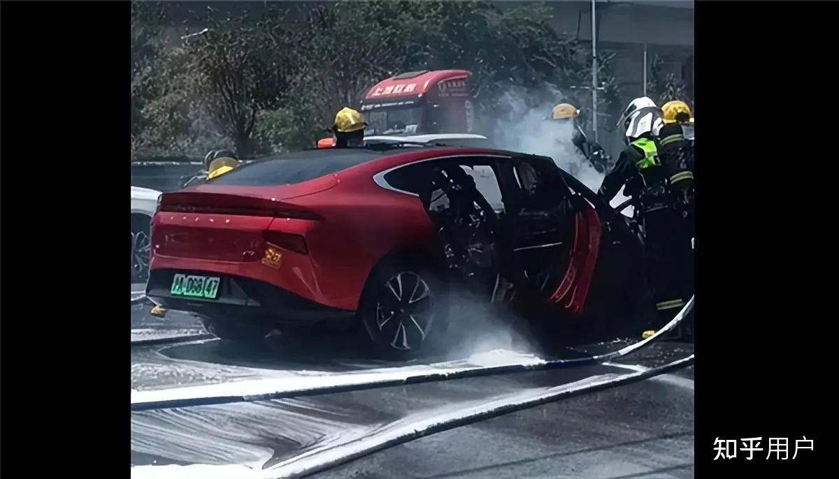 新能源汽车着火了应该用什么方式来灭火