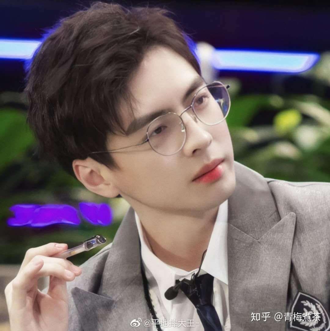 为什么蒲熠星明明戴眼镜更好看(简直神颜)现在却开始不戴眼镜并画很浓